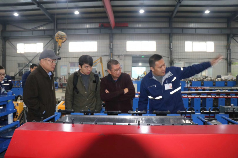 國外客戶參觀考察工廠生產